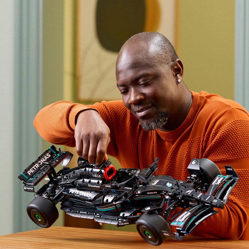 Set LEGO Technic Mercedes-AMG F1 W14 E Performance con motor de 6 cilindros, dirección funcional y detalles realistas del monoplaza 2023, ideal para adultos fans de la Fórmula 1.
