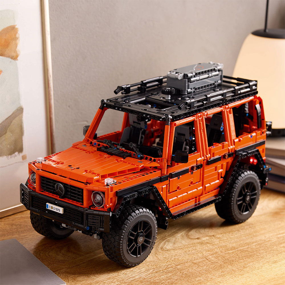Set de construcción LEGO Technic Mercedes-Benz G 500 PROFESSIONAL Line con detalles realistas del motor, suspensión elevada y diseño del icónico todoterreno Clase G.