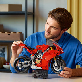 Set LEGO Technic Ducati Panigale V4 S para adultos con detalles realistas de suspensión, motor V4 y caja de cambios de 3 velocidades, inspirado en la icónica moto roja de Ducati.