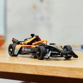 Auto de carreras LEGO® Technic NEOM McLaren Formula E 42169 con función de carga manual y sistema de dirección, set para niños desde 9 años