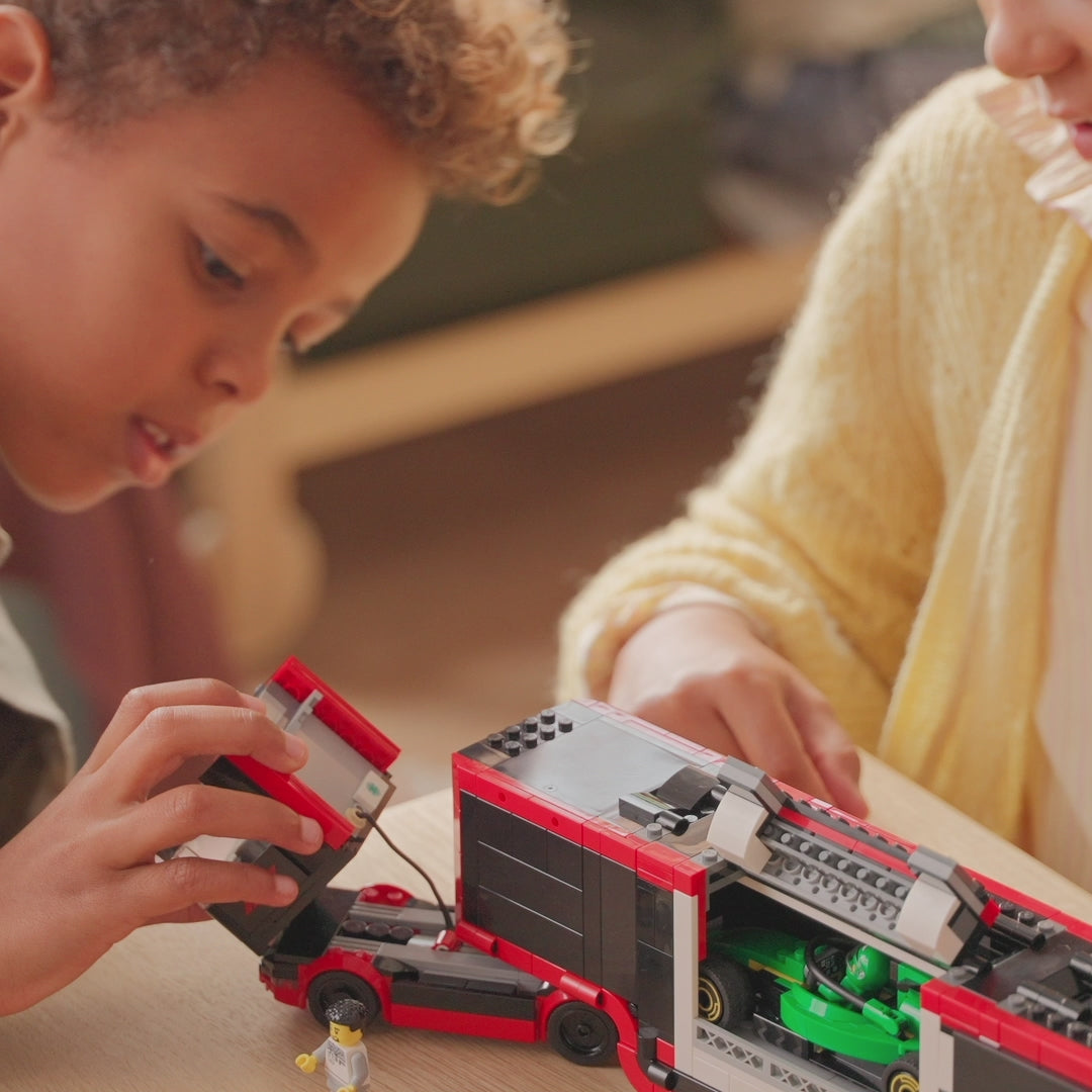 Camión de F1® con Coches de F1® RB20 y AMR24